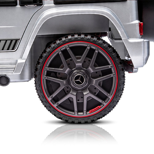 Электромобиль Mercedes Benz AMG на аккум.,12V/4.5AH*1, 380*2, Р/У 2.4GHz, свет, звук, сиденье эко-кожа, колеса EVA,откр.двери,индик.зарядки, MP3, плавн.старт, в/к 105*55*33см. Цвет - серебро. в Джамбо Тойз #2