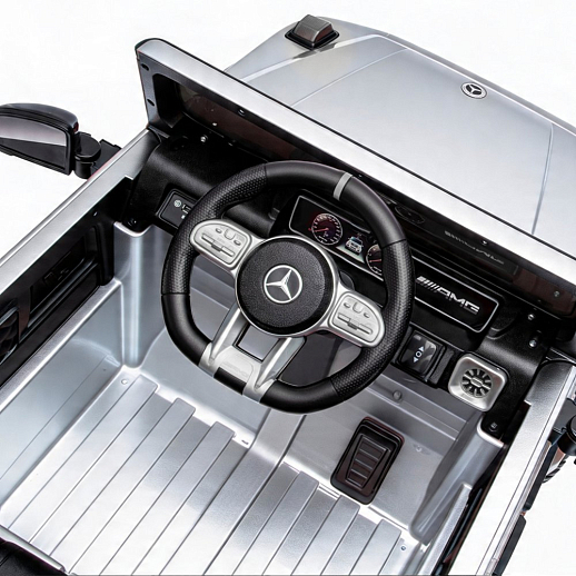 Электромобиль Mercedes Benz AMG на аккум.,12V/4.5AH*1, 380*2, Р/У 2.4GHz, свет, звук, сиденье эко-кожа, колеса EVA,откр.двери,индик.зарядки, MP3, плавн.старт, в/к 105*55*33см. Цвет - серебро. в Джамбо Тойз #4
