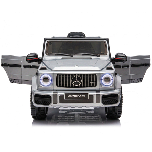 Электромобиль Mercedes Benz AMG на аккум.,12V/4.5AH*1, 380*2, Р/У 2.4GHz, свет, звук, сиденье эко-кожа, колеса EVA,откр.двери,индик.зарядки, MP3, плавн.старт, в/к 105*55*33см. Цвет - серебро. в Джамбо Тойз #9